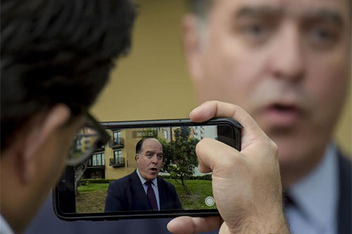 Venezuela rechaza decisión de Colombia de dar asilo a Julio Borges